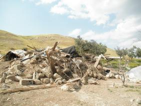 מרץ 2012, שרידי מאהל של משפחה עם  5 ילדים באל חמרה, שנהרס בידי צה"ל בבקעת הירדן